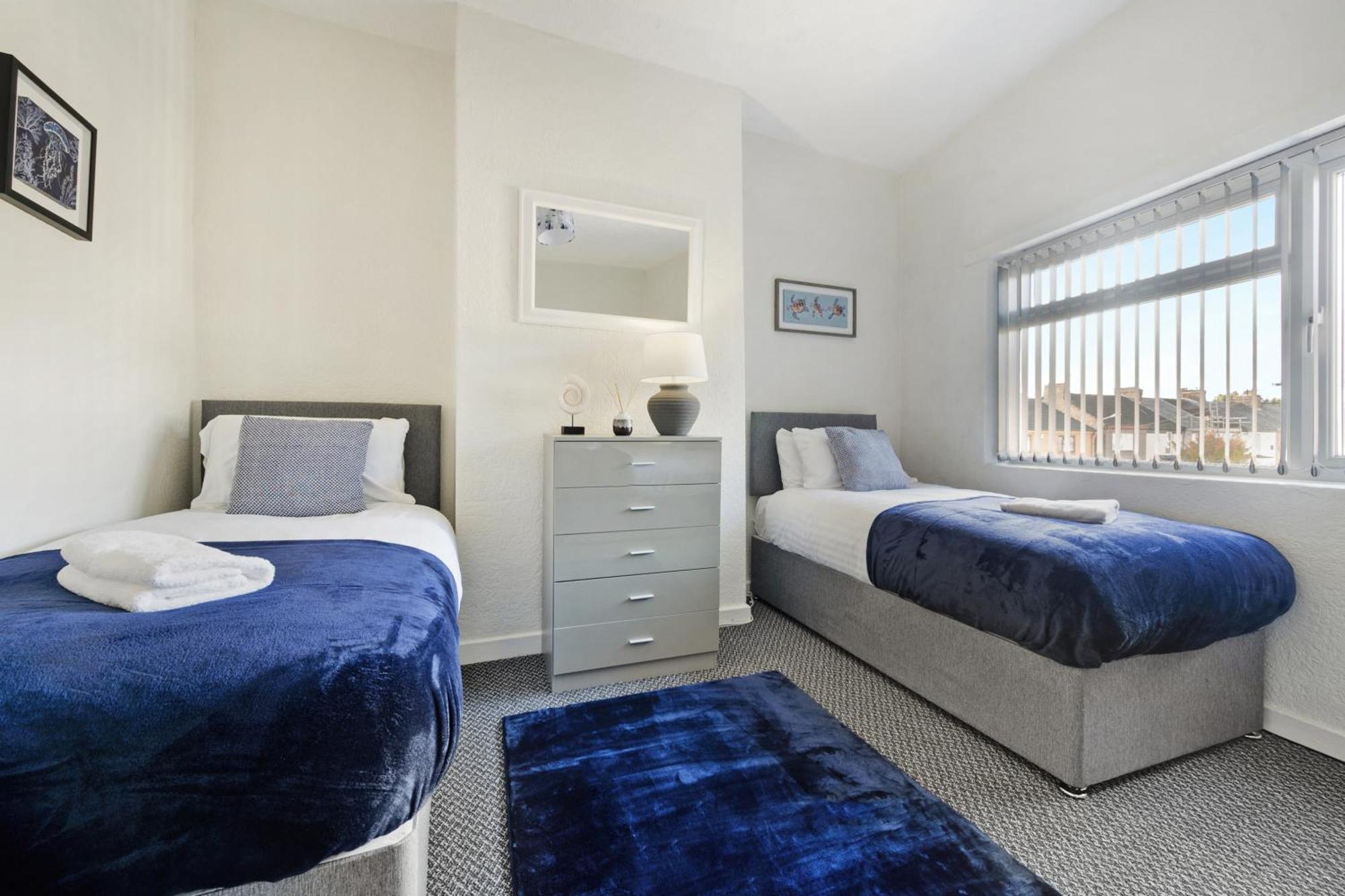 Miranda House - Air Host & - Sleeps 7 Apartment Liverpool